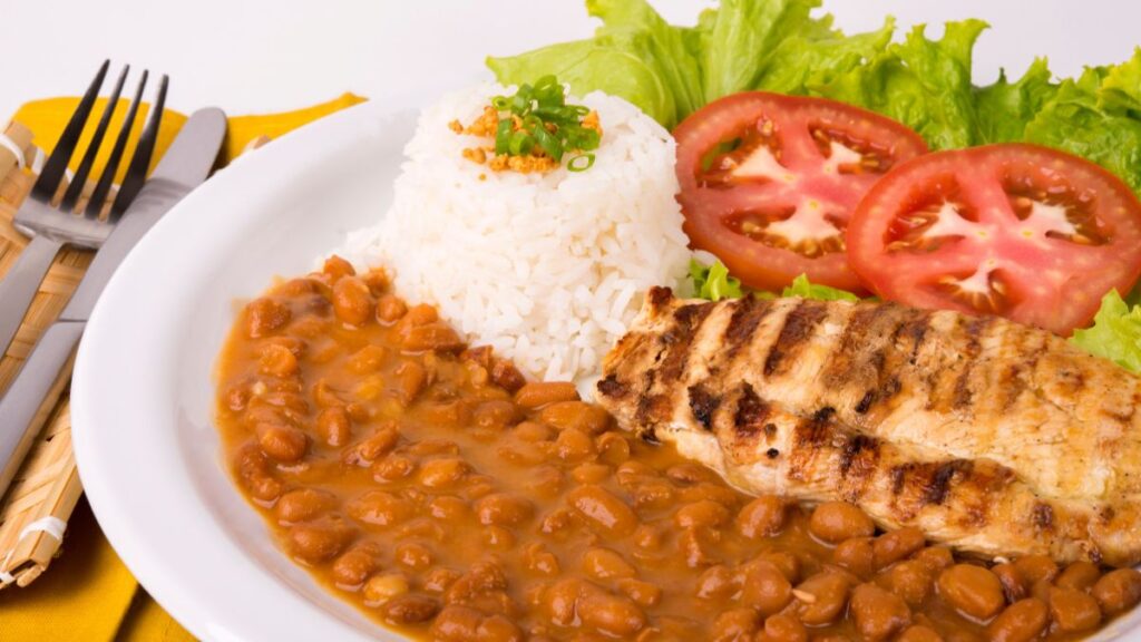 Arroz e feijão podem ficar juntos no prato de quem tem diabetes; veja o motivo arroz e feijão