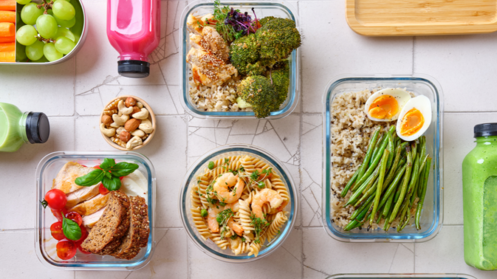 Arroz, feijão e proteína: como combinar os alimentos nas refeições de quem tem diabetes Refeições saudáveis para quem tem diabetes com combinação de proteínas, vegetais e carboidratos.