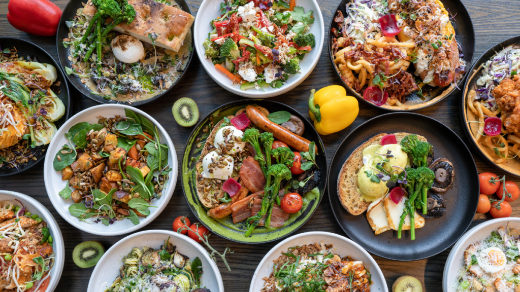 Tirar a carne da alimentação pode afetar a glicemia? Entenda o que muda pra quem tem diabetes Diversos pratos de comida vegetariana saudável para uma alimentação equilibrada para diabetes, com legumes, verduras, cogumelos e ovos.