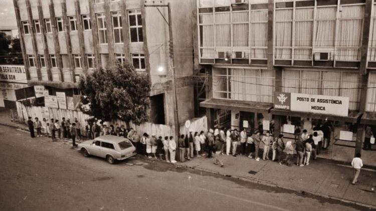 No aniversário do SUS, veja como era tratar o diabetes antes do acesso universal à saúde 1 fila na porta de predio do inamps