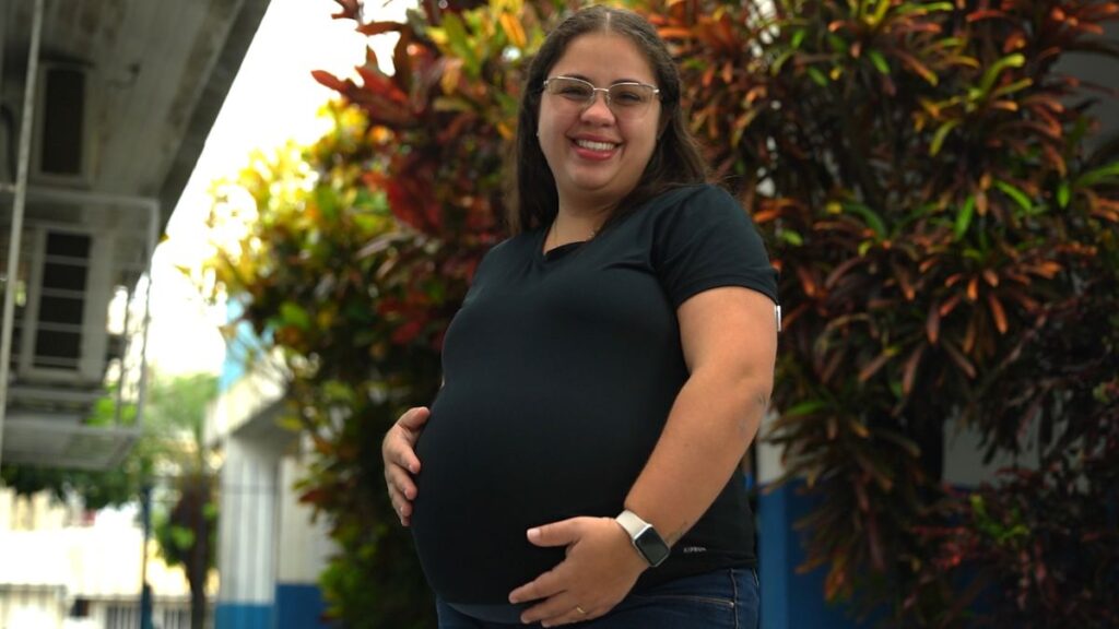 Distribuição gratuita de sensores de glicose cresce no país e beneficia gestantes Gestantes com diabetese usando sensor de glicose