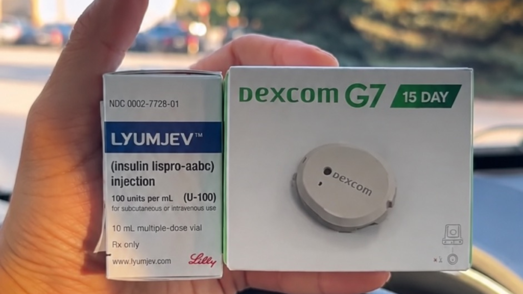 Quanto custa viver com diabetes nos EUA? Seguro de saúde pode mudar toda a conta Pessoa segura caixa de insulina Lyumjev e sensor Dexcom G7 dentro de um carro