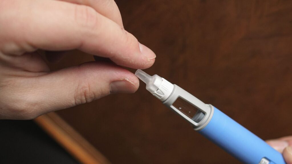 Semaglutida sintética e biológica: estudo compara efeitos na glicose e no peso Aplicação de semaglutida com caneta injetável usada no tratamento do diabetes tipo 2.