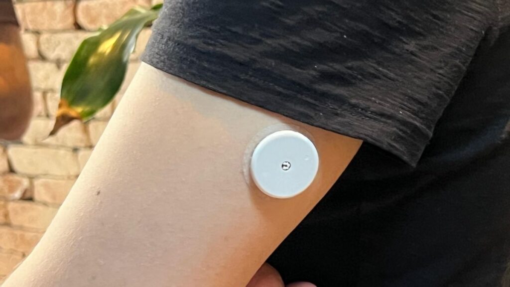 Prefeitura de Santa Maria (RS) amplia faixa etária para receber sensor de glicose; cadastro começa neste sábado (26) Pessoa usando sensor de glicose com acompanhamento da glicemia pelo celular