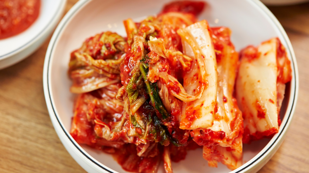 Comida coreana e diabetes: como os pratos afetam a glicose? 3 Kimchi, acompanhamento tradicional da culinária coreana feito com vegetais fermentados, como a acelga, temperados com especiarias.