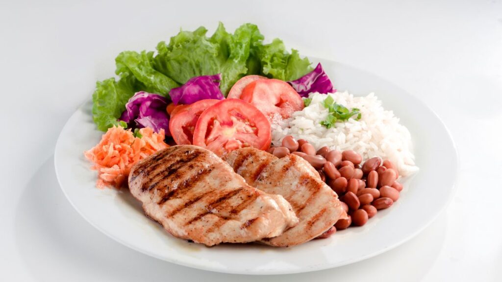 Arroz, feijão e salada para quem tem diabetes: nutricionista explica como montar o prato do almoço diabetes alimentação
