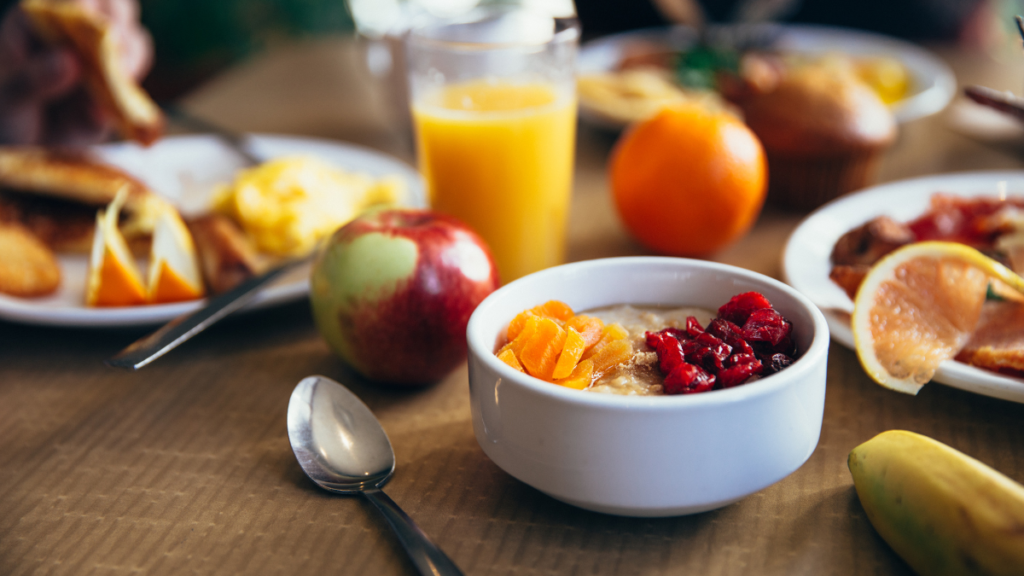 Café da manhã e diabetes: o que comer na primeira refeição do dia? Café da manhã com frutas, aveia, suco e outros alimentos que podem fazer parte da alimentação de pessoas com diabetes.