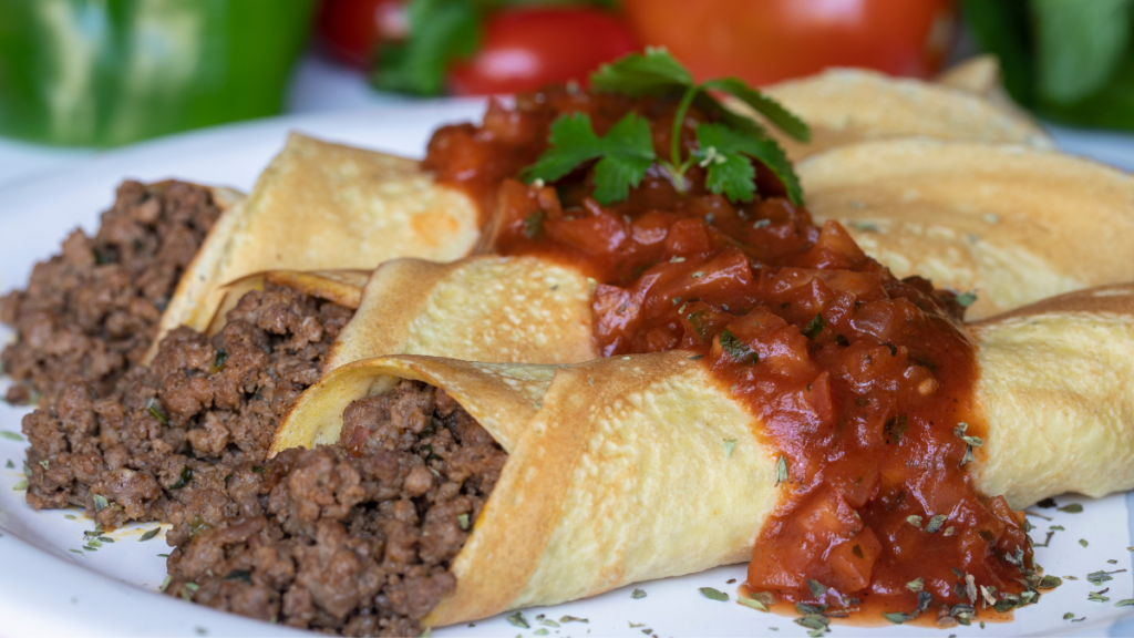 Quem tem diabetes pode comer panqueca de carne moída? Entenda o que pesa no prato Pessoas com diabetes podem comer panqueca de carne moída? Prato com carne moída e molho de tomate.