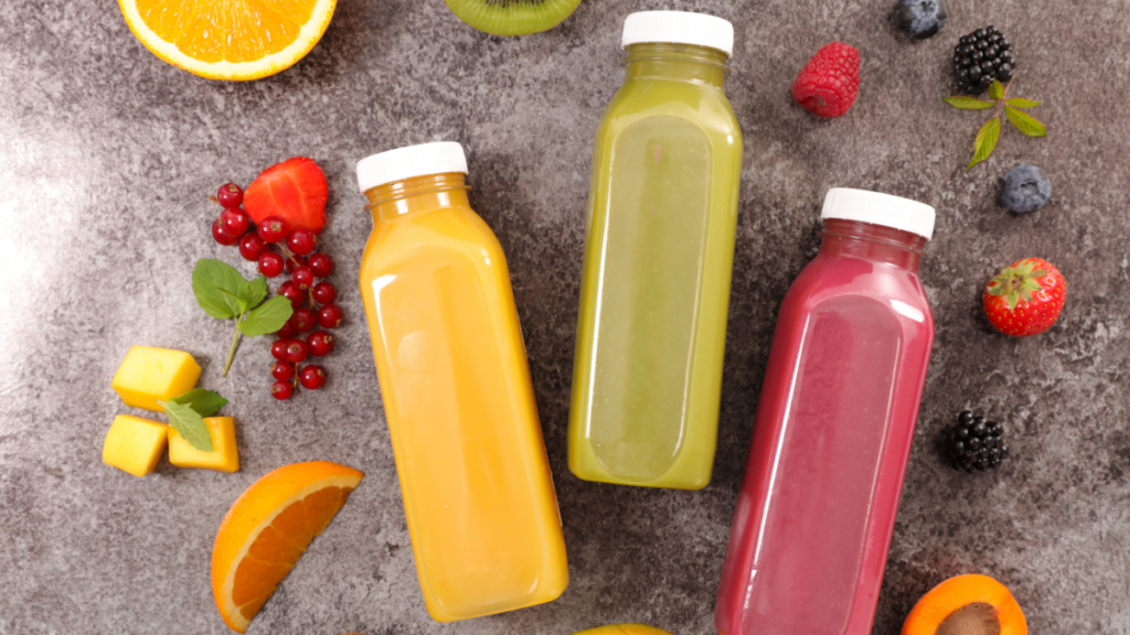 Descubra os 3 melhores sucos para quem tem diabetes tomar no café da manhã Três garrafas de sucos de frutas naturais, opções de bebidas para quem tem diabetes e busca controlar a glicose.