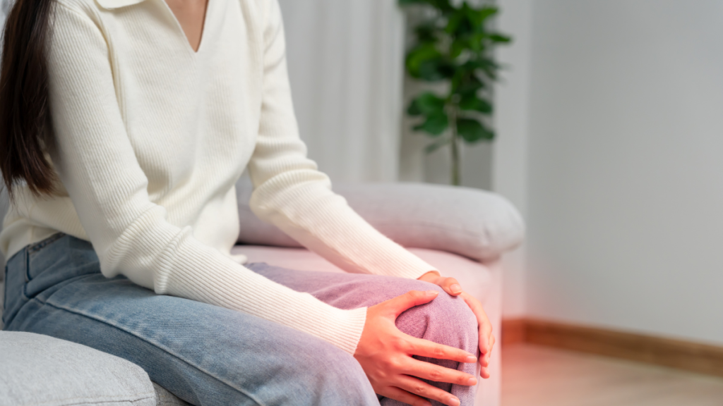 Diabetes pode afetar as articulações? Especialista explica os sinais de alerta Mulher sentada no sofá segurando o joelho, ilustrando dor nas articulações e possíveis desconfortos associados ao diabetes. Mulher sentada no sofá segurando o joelho, ilustrando dor nas articulações e possíveis desconfortos associados ao diabetes.