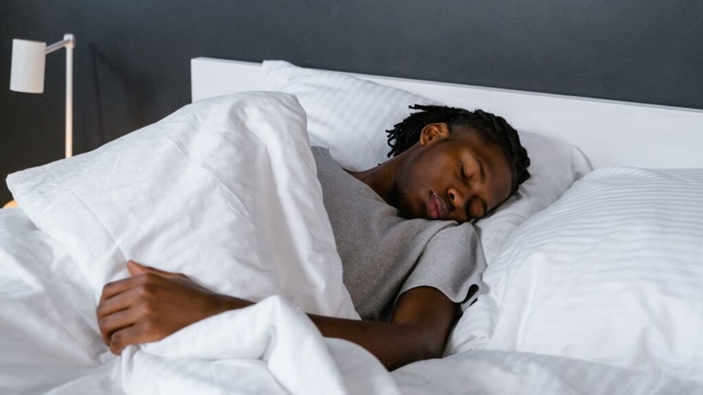 Dormir mal pode aumentar a resistência à insulina de quem tem diabetes? Entenda o que acontece sono diabetes insulina
