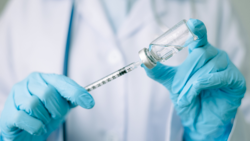 Injeção para aliviar a dor pode aumentar a glicose por dias? Médicos explicam Profissional de saúde prepara injeção de medicamento que pode aumentar a glicose no sangue
