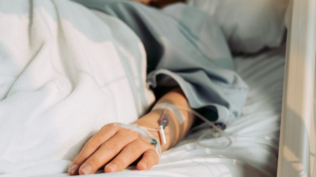 Internações por diabetes tipo 1 aumentam quase 50% entre crianças e adolescentes em SP; veja os sinais de alerta Paciente internado em hospital com acesso venoso na mão. Internações por diabetes tipo 1 entre crianças e adolescentes aumentaram quase 50% em SP.