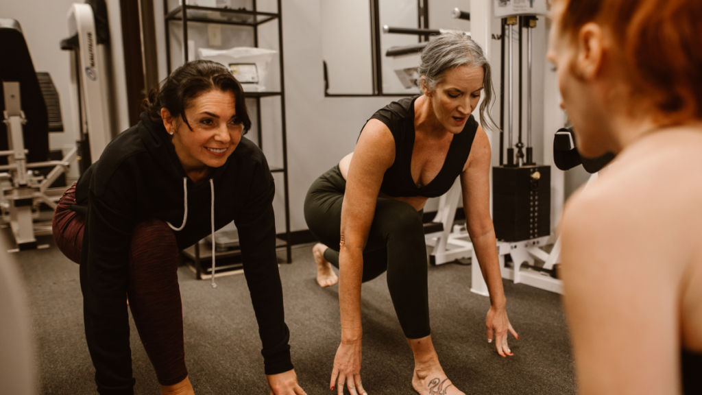 Menopausa: 5 mudanças que podem afetar quem tem diabetes Mulheres se exercitam e cuidam da saúde anos antes da menopausa