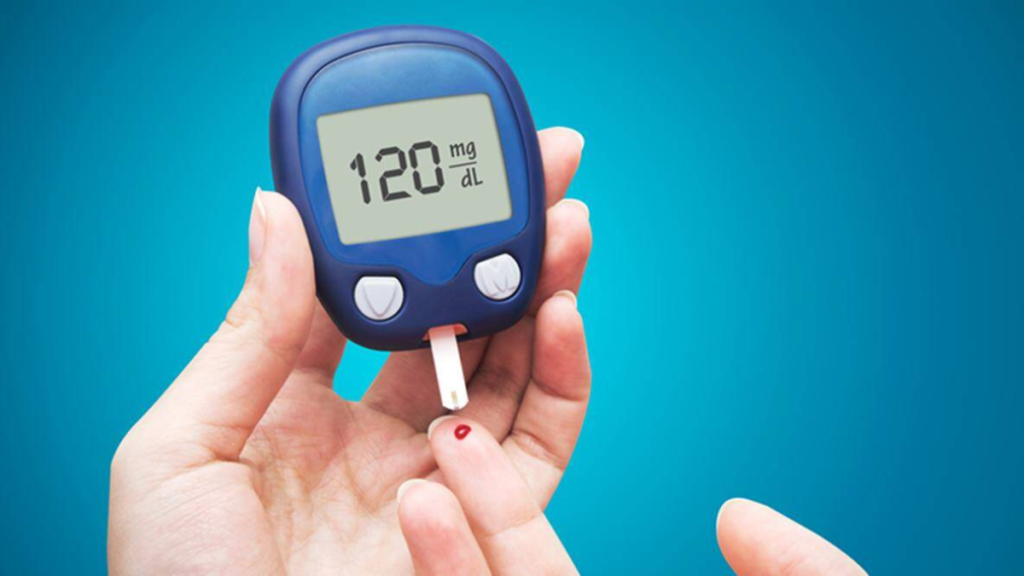 Paraíba reconhece pessoas com diabetes tipo 1 como pessoas com deficiência Glicosímetro mostrando 120 mg/dL em medição de glicemia para diabetes tipo 1