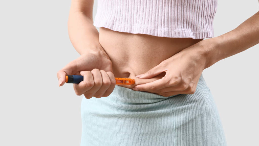 Por que quem tem diabetes precisa de insulina mesmo sem comer? Médica esclarece Mulher aplicando insulina no abdômen, mesmo sem comer, para o controle do diabetes.