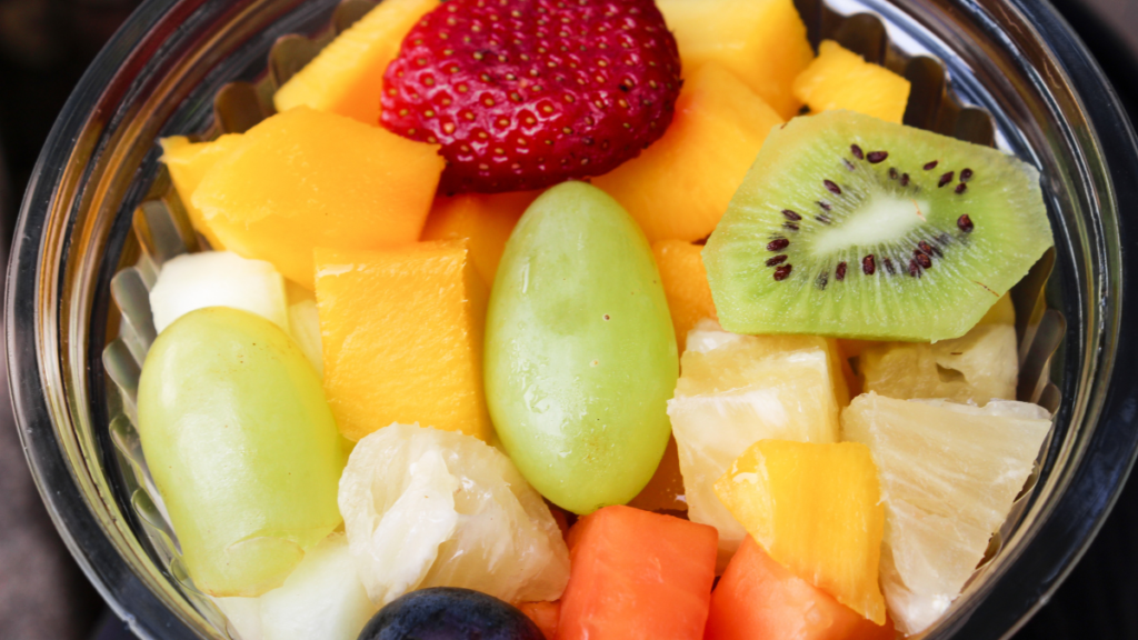 Salada de frutas aumenta a glicose? Saiba o que observar Salada de frutas para quem tem diabetes, com morango, kiwi, uvas, mamão e abacaxi.
