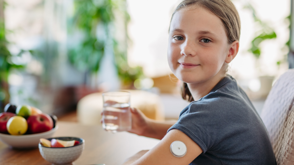 Palmas (TO) inicia entrega de sensor de glicose no SUS para crianças e adolescentes com diabetes tipo 1 Criança com diabetes tipo 1 usa um dos modelos de sensores de glicose disponíveis no mercado.