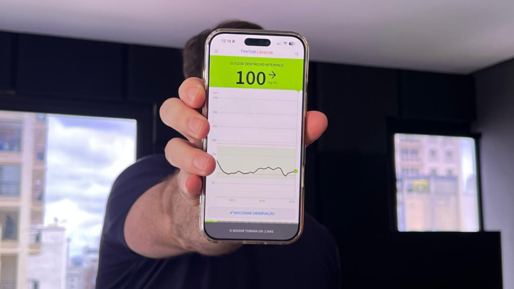 Usa sensor de glicose? Saiba quando conferir na ponta do dedo Pessoa mostra no celular a leitura de um sensor de glicose, tecnologia utilizada para monitorar a glicemia de pessoas com diabetes.