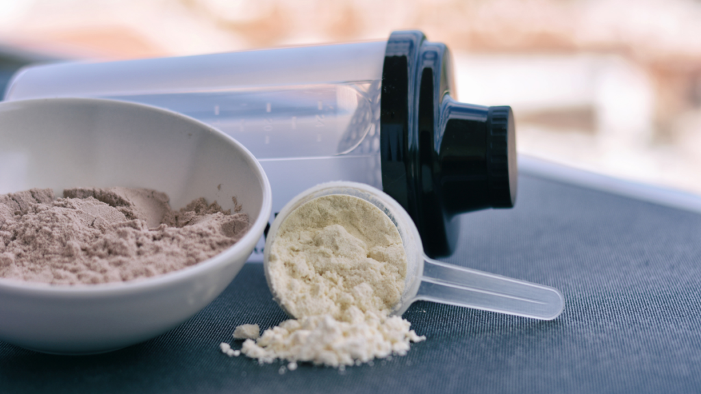 Whey protein no café da manhã pode ajudar na glicemia? Nutricionista explica Whey protein no café da manhã para complementar a ingestão de proteínas