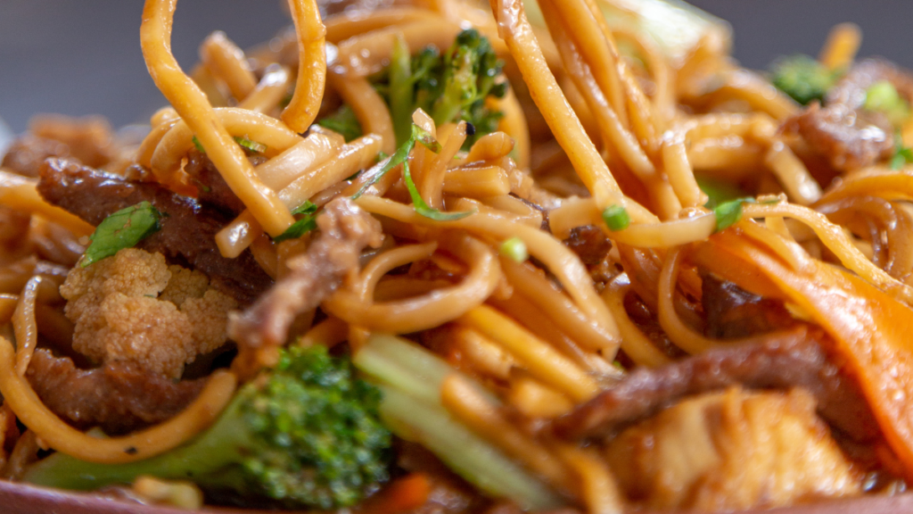 Yakissoba tem muito carboidrato? Veja o que pode influenciar a glicemia nesse prato Yakissoba preparado com macarrão, brócolis, cenoura e carne, prato que contém carboidratos e pode influenciar a glicemia de pessoas com diabetes.